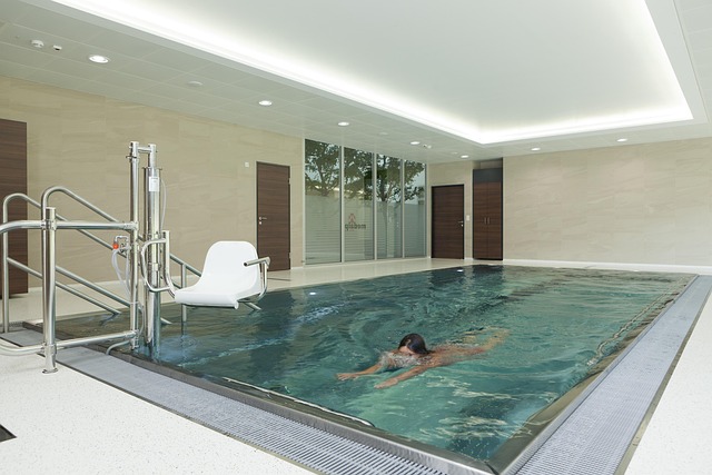 Rieducazione motoria in acqua in piscina